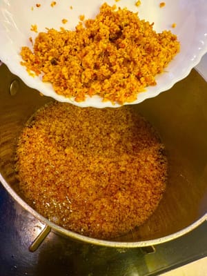 Después de 20 minutos, vuelva a agregar el osmanthus a la olla. Deje que el jarabe de miel se enfríe por completo.