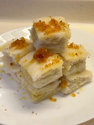 Finalmente, corte las tortitas de arroz en trozos y rocíelas con miel de osmanto casera. ¡Sírvalas y disfrútelas calientes!