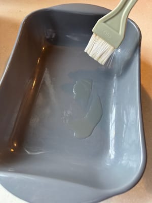 Pincele el recipiente donde se cocina el vapor con una capa de aceite para evitar que se pegue.