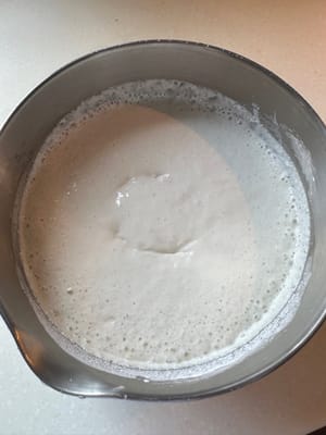 Una vez que la masa del pastel de arroz haya terminado de fermentar, debe duplicar su tamaño y estar muy burbujeante.
