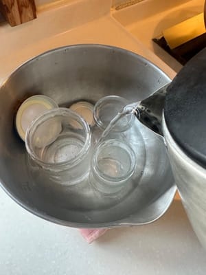 Mientras tanto, esteriliza los recipientes de vidrio para la miel de Osmanthus con agua hirviendo.