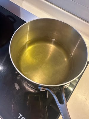 Hervir 600 g de agua y apagar el fuego. Agregar el osmanto lavado. Dejar reposar en la olla durante 10 minutos.