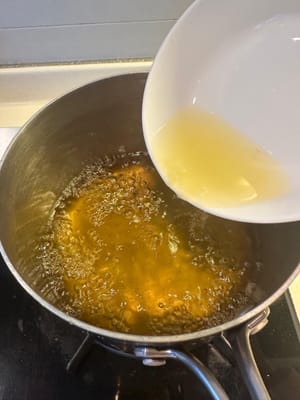 Una vez que el azúcar esté completamente derretido y empiece a burbujear, añadir el jugo de limón. Cocinar a fuego medio durante 20 minutos.