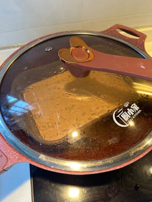 Cubrir con film transparente, hacer unos agujeros y dejar cocer al vapor sobre agua hirviendo durante unos 25 minutos.