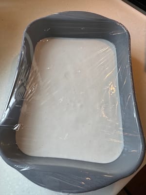 Cubrir con film transparente, hacer unos agujeros y dejar cocer al vapor sobre agua hirviendo durante unos 25 minutos.