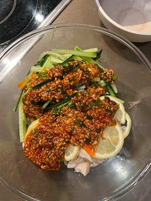 Mélanger le poulet, le concombre, les tranches de citron et la sauce chili à l'ail