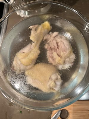 Après 20 minutes, retirez le poulet et placez-le dans de l’eau glacée.