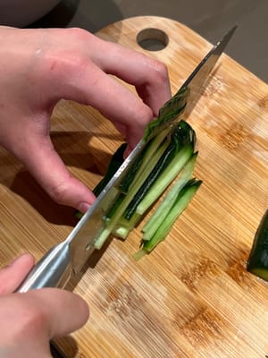 Couper le concombre en fines lanières