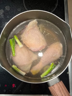 Faire bouillir le poulet avec des oignons verts, du gingembre et du vin de cuisine