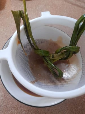 To make brown sugar syrup;
mix pandan leaves (2 pandan leaves), brown sugar (200gr) and water in a pan (250ml). Boil the brown sugar until it boils and thickens slightly. (Strain and set aside)