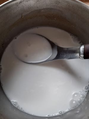 Untuk membuat bahan santan;
Campur kan semua bahan santan (1 bungkus santan instan)250mili air ,(1/4 sendok teh garam ,1/2 sendok teh vanili )dan rebus sampai mendidih.lalu biarkan dingin.