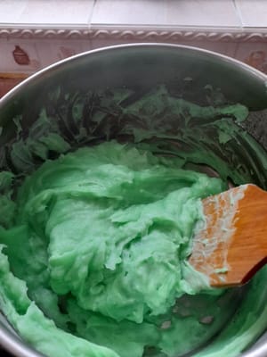 Masukan air,tepung beras,tepung tapioka,pasta pandan(1/2sendok teh ) dan garam kedalam panci. aduk hingga merata ( air dalam keadaan dingin )masak menggunakan api kecil sembari diaduk.aduk sampai adonan mengental.