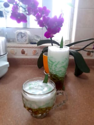 Siapkan gelas ,masukan sirup gula merah ,cendol ,santan atau ( es batu bila suka )
Tambahkan sedikit air matang.
Cendol tepung beras siap di nikmati.