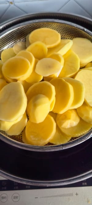 土豆去皮切厚片,上锅蒸 10~15分钟。