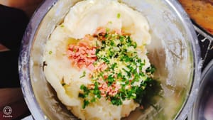 Press the potato dough into a ball, add two tablespoons of sweet potato starch, diced ham, chopped green onions, a little pepper, and three grams of salt. Do not add other seasonings. Mix well.