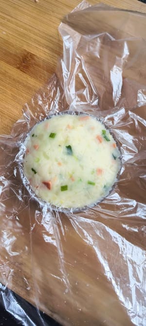 你知道怎么做出来的洋芋粑又圆又好看吗?找一个不大不小的瓶盖子,用保鲜膜垫底,洋芋泥塞进去压紧,倒出来就是一个整圆的洋芋粑粑