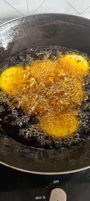 起锅烧油,中火把油烧到六七成热,就把洋芋粑放下去炸