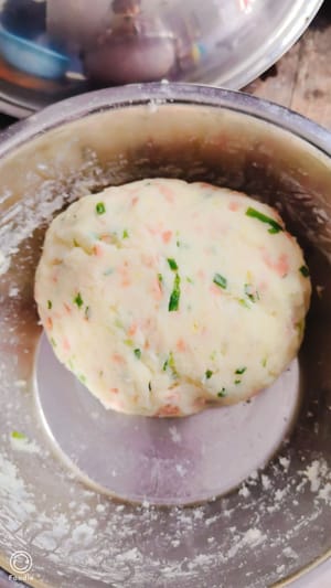 土豆团压好,放两汤勺红薯粉,火腿丁,葱花,少许胡椒粉,三克盐,其它调料不要放,抓拌均匀就可以了。