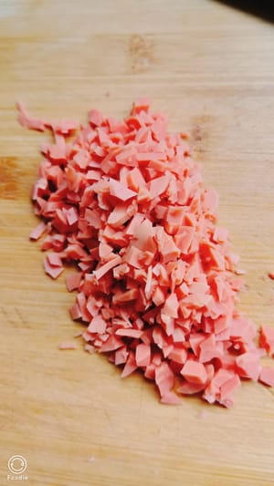 火腿去皮切颗粒状备用。