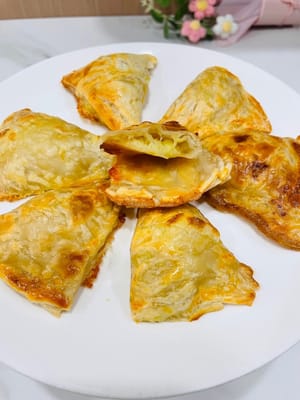 Preheat the oven to 200℃. Put the durian cheese puff pastry in the middle of the oven and bake for about 15 minutes. Keep an eye on it because the ovens have different tempers. When it is almost done, keep an eye on it. When the surface is golden and the cheese is bubbling slightly, it is ready to be taken out of the oven!