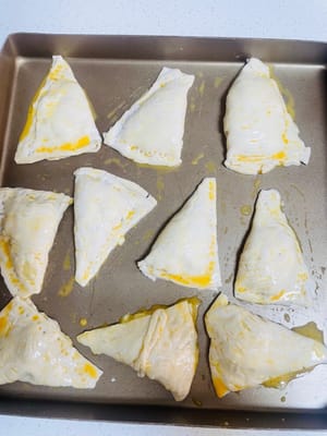 Then use a brush to dip the egg liquid and brush it evenly on the surface of the pastry to make the finished product more attractive.