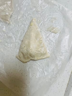 Take a slice of the cut pancake, put an appropriate amount of durian puree on it, and sprinkle a layer of mozzarella cheese on it. Wrap the stuffing like a small bundle (it doesn’t matter if it’s ugly, it won’t be visible after baking~), and pinch the edges carefully to prevent the stuffing from coming out during baking.