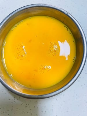 Crack the eggs into a small bowl, stir with chopsticks to make egg liquid, and set aside.