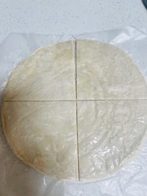 How to prepare the pancake: Take out the refrigerated pancake and place it at room temperature. Use the temperature of your palms to knead and pinch it slowly to soften the crust (do not over-knead it to avoid holes). Then cut it into 4 equal parts with a knife.