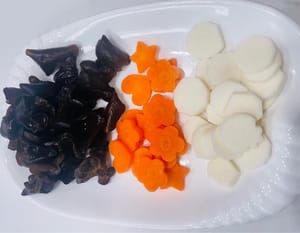 胡蘿蔔、淮山切成你喜歡形狀的薄片。
