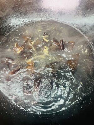 倒入黑木耳,水開煮1分鐘撈起嚟備用。