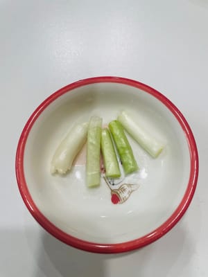 蔥白切成小段。