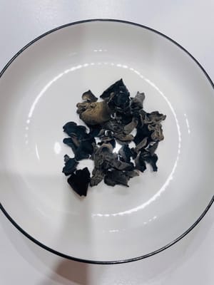 黑木耳提早3小時加水泡髮備用。
