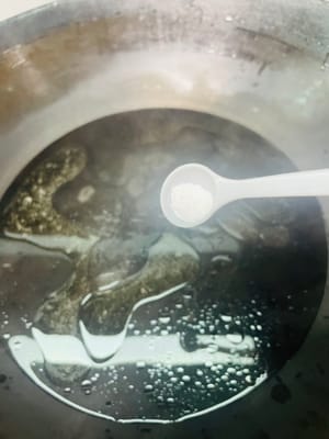 鍋裡煮開水,加入1大匙食用油和小蘇打(可以保持蔬菜的青綠)。