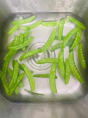 倒入荷蘭豆水開煮1-2分鐘撈起放入冷水浸泡5分鐘,撈起備用。