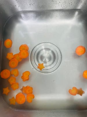 倒入胡蘿蔔水開煮1-2分鐘撈起放入冷水浸泡5分鐘,撈起備用。