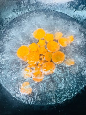 Versare l'acqua di carota nella pentola e far bollire per 1-2 minuti, quindi togliere e immergere in acqua fredda per 5 minuti. Togliere e mettere da parte.