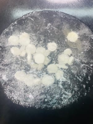 倒入淮山水開煮1分鐘撈起備用。