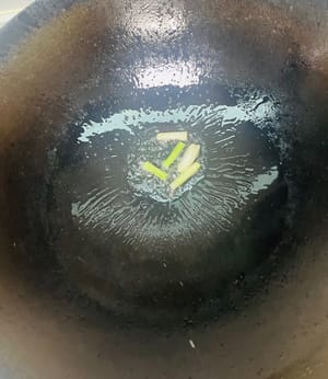 鍋裡放2大匙油,小火放入蔥白炒香。