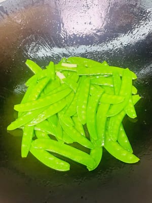 加入荷蘭豆翻炒1分鐘