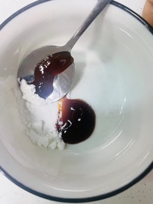1 cucchiaino di amido di mais, 1 cucchiaino di sale, 1 cucchiaio di salsa di ostriche, aggiungere 100 grammi di acqua, mescolare bene e mettere da parte.