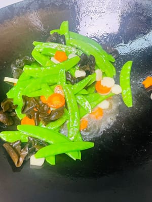 加入料汁翻炒1分鐘即可裝上碟盤。