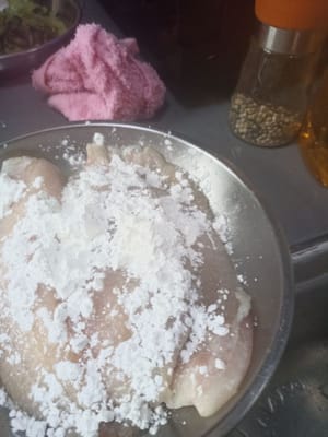 一點一點地加入 3 湯匙玉米澱粉，並將其塗抹在魚肉上。