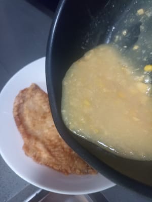 在魚上面添加甜玉米牛油。