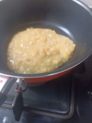 等待魚煮熟時，加熱鍋並加入130克甜玉米糊。我只用了一塊魚。