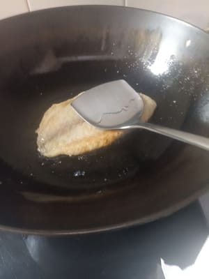 翻面煎至金黃色