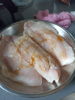 加入醃料調味料1/4 胡椒粉1/2茶匙鹽1/2 香油