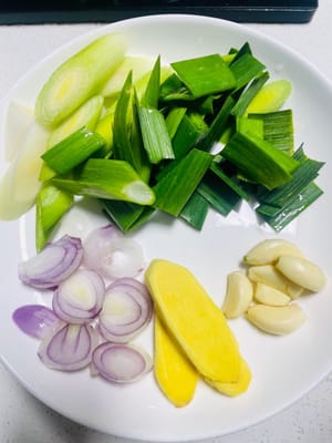 蒜苗把根莖和葉子分開切,蒜粒備好,薑切成片,有小洋蔥頭就放倆,冇也不影響,主打一個隨性。