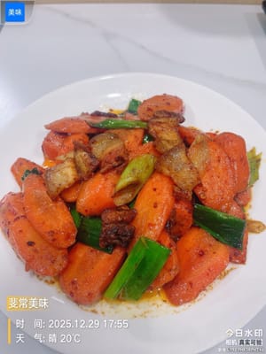 加1.5湯匙生抽、1湯匙蠔油,再丟蒜苗葉進去,快速翻炒幾下就可以出鍋啦!