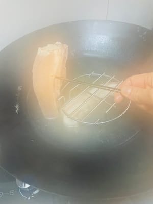 五花肉冷水下鍋,丟點料酒、薑、花椒或青蔥,開火燙水。水開後煮25分鐘,直接把紅蘿蔔也扔進去一起隔水蒸,蒸到用筷子能輕鬆戳透就成,省煤氣又省事兒,主打一個懶人大法。