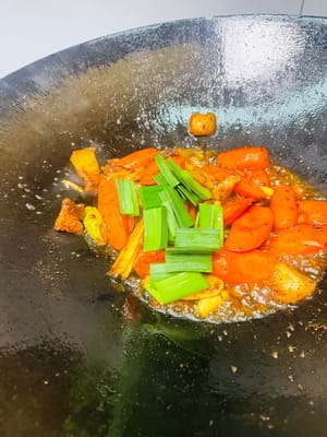 加1.5湯匙生抽、1湯匙蠔油,再丟蒜苗葉進去,快速翻炒幾下就可以出鍋啦!